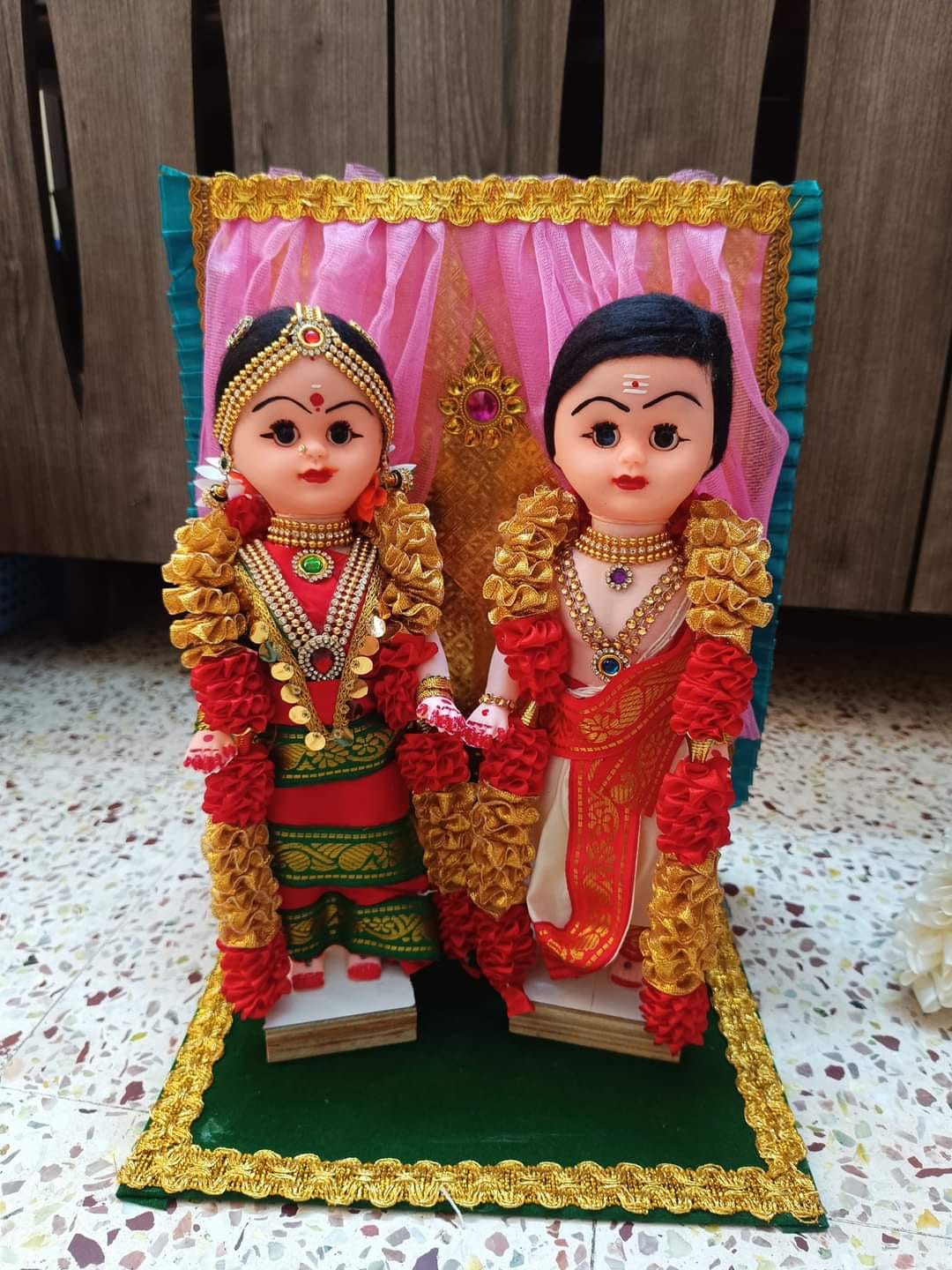 Pair doll - Pair doll with backdrop - 12 inches